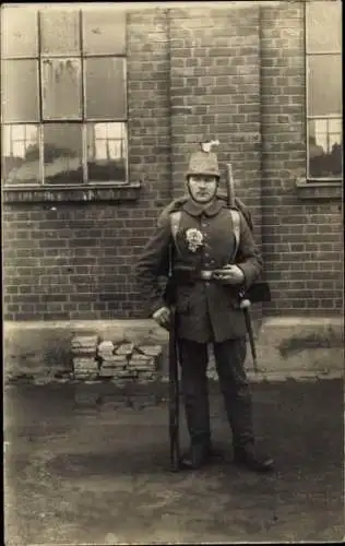 Foto Ak Soldat in Uniform, Standportrait, Gewehr