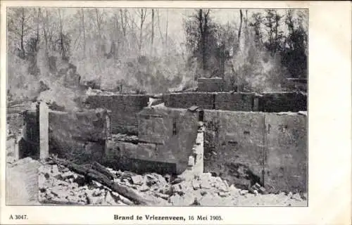 Künstler Ak Vriezenveen Overijssel, Feuer, Die zerstörte römisch-katholische Kirche