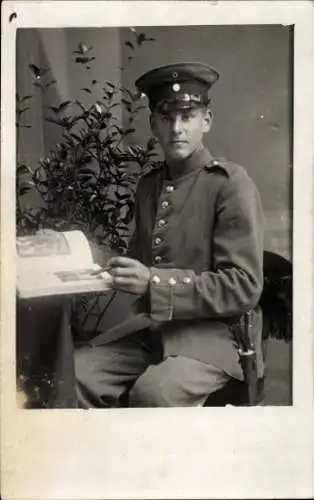 Foto Ak Deutscher Soldat in Uniform, Portrait, Kaiserzeit, Buch
