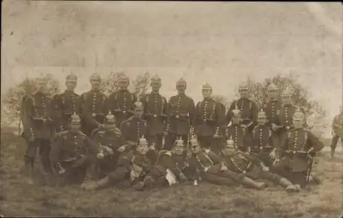 Foto Ak Deutsche Soldaten in Uniformen, Gruppenaufnahme