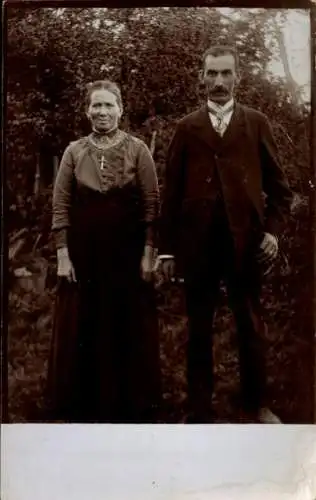 Foto Ak Mann und Frau in einem Garten, Portrait