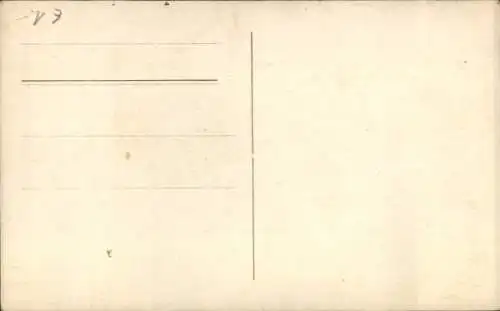 Foto Ak Mann mit Gehstock und Frau in einem Garten, Portrait