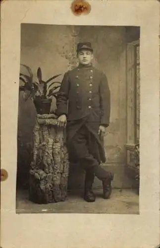 Foto Ak Französischer Soldat in Uniform, Standportrait, I WK