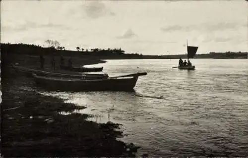 Foto Ak Boote am Ufer, Männer beim Fischfang?