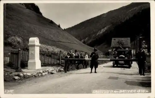 Foto Ak Brennergrenze, Grenzsoldaten, Schranke, Italien, Grenzstein