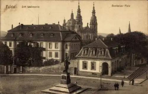 Ak Fulda in Hessen, Stift Wallenstein, Bonifacius-Platz, Denkmal