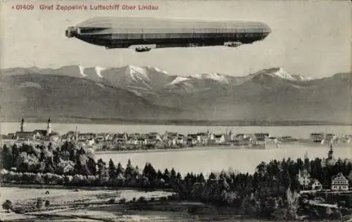 Ak Lindau am Bodensee Schwaben, Graf Zeppelin's Luftschiff im Flug, Stadt