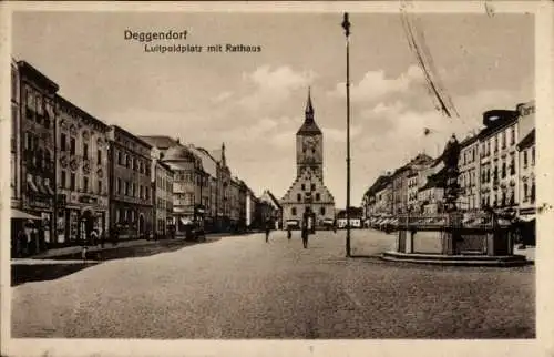 Ak Deggendorf Niederbayern, Luitpoldplatz mit Rathaus und Brunnen