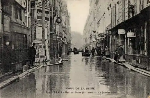 Ak Paris VI, Rue de Seine, Hochwasser 1910, Anwohner auf Stegen, Boote, überschwemmte Straße