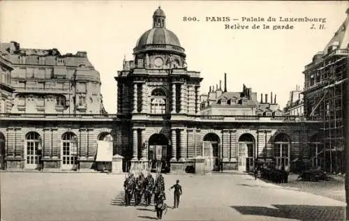 Ak Paris VI Luxemburg, Palais du Luxembourg, Wachablösung