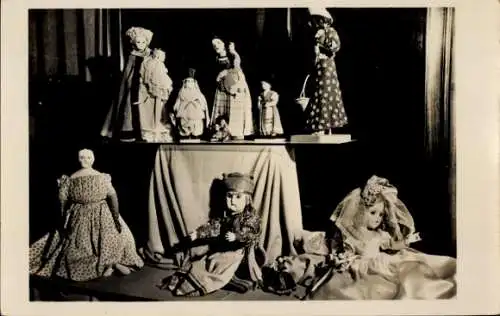 Ak Apeldoorn Gelderland, Puppenausstellung Stichting 1940-45, verschiedene Puppen