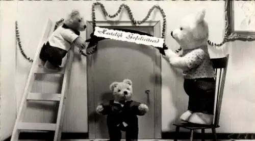 Ak Glückwunsch Geburtstag, Teddys hängen ein Schild auf