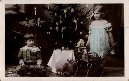 Ak Glückwunsch Weihnachten, Kinder, Puppe im Puppenwagen, Tannenbaum