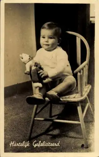 Ak Glückwunsch Geburtstag, Kleinkind mit Plüschtier auf einem Stuhl, Teddy