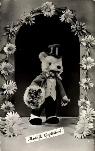 Ak Glückwunsch Geburtstag, Teddy mit Blumenstrauß