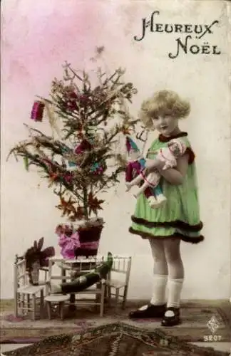 Ak Glückwunsch Weihnachten, Mädchen mit Puppen am Tannenbaum