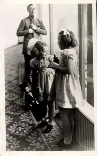 Ak Prinz Bernhard, Beatrix und Irene der Niederlande, Soestdijk 1947, Puppe in Tracht