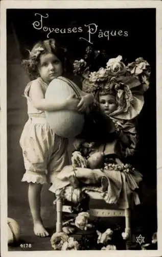Ak Glückwunsch Ostern, Kind mit Osterei, große Puppe
