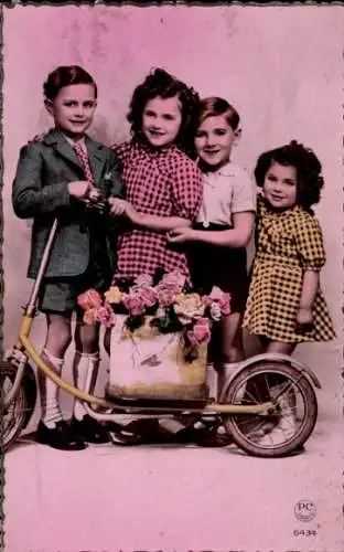 Ak Jungen und Mädchen mit einem Roller