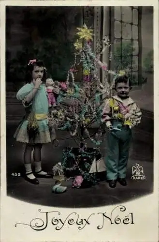 Ak Glückwunsch Weihnachten, Junge und Mädchen mit Puppe vor dem Tannenbaum