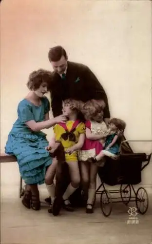 Ak Familie, Junge auf einem Schaukelpferd auf Rollen, Mädchen mit Puppe und Puppenwagen