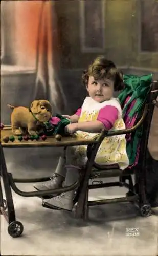 Ak Kleines Mädchen mit einem Plüschhund