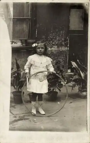 Foto Ak Mädchen mit einem Reifen, Portrait 1912