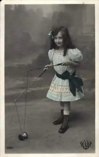 Ak Mädchen spielt mit einem Diabolo