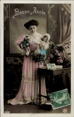 Ak Glückwunsch Neujahr, Frau mit Puppe und Holzpferd