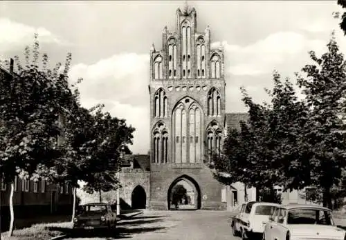 Ak Neubrandenburg in Mecklenburg, Treptower Tor