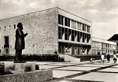 Ak Neubrandenburg in Mecklenburg, Haus der Kultur und Bildung am Karl-Marx-Platz, Denkmal