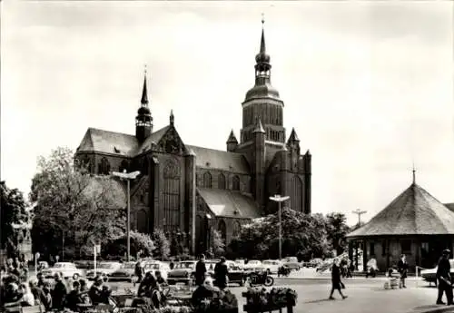 Ak Stralsund in Vorpommern, Leninplatz, Marienkirche