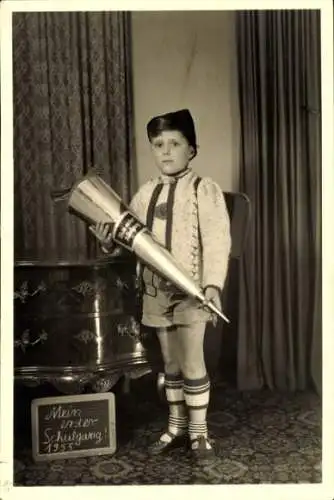 Foto Ak Kinderportrait zum ersten Schultag 1955, Junge in Lederhose mit Zuckertüte