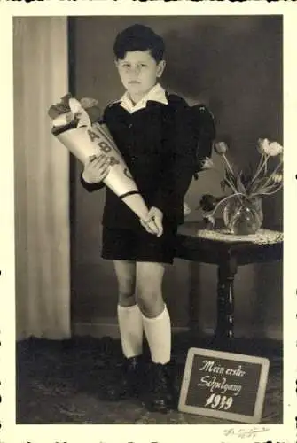 Foto Ak Kinderportrait zum ersten Schultag 1939, Junge mit Zuckertüte