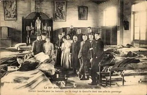 Ak Paris XV Vaugirard, vom Klerus von Grenelle eingerichteter Schlafsaal für die Opfer in einem Raum