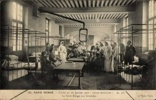 Ak Paris VII, Foto vom 28. Januar 1910, Rotes Kreuz im Invalidendom, Krankensaal, Schwestern