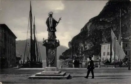 Ak Riva del Garda Trentino, Hafen, Denkmal