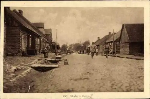 Ak Raczki Woj. Podlaskie Ratzki Polen, Straßenpartie im Dorf, Soldaten