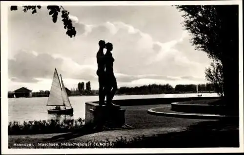 Ak Hannover in Niedersachsen, Maschsee, Plastik Menschenpaar (W. Kolbe), Segelboot