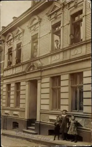 Foto Ak Vohwinkel Wuppertal, Wohnhaus, Kinder, Menschen am Fenster