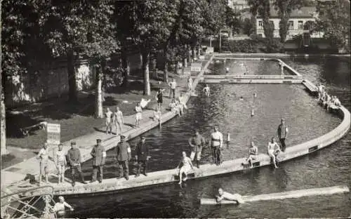 Foto Ak Deutsche Soldaten, Badende Menschen, Freibad, I. WK