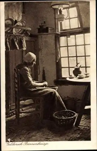 Ak Geldersch Binnenhuisje, alte Frau in Tracht