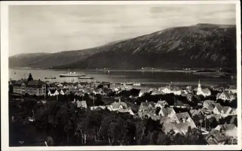 Ak Tromsoe Norwegen, Panorama, Dampfschiff, Berge