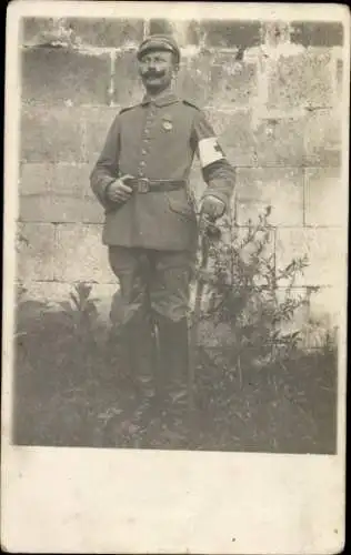 Foto Ak Deutscher Soldat in Uniform, Sanitäter, Orden, I WK