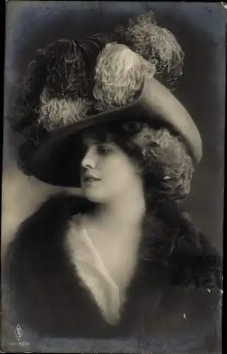 Ak Portrait einer jungen Frau, Hut mit Federn