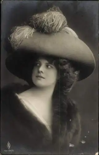 Ak Portrait einer jungen Frau, Hut mit Federn