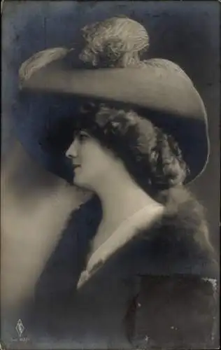 Ak Portrait einer jungen Frau, Hut mit Federn, Mantel