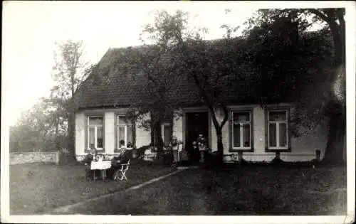 Foto Ak Wohnhaus, Anwohner im Garten