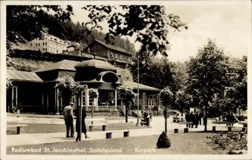 Ak Jáchymov Sankt Joachimsthal Region Karlsbad, Radiumbad, Kurpark