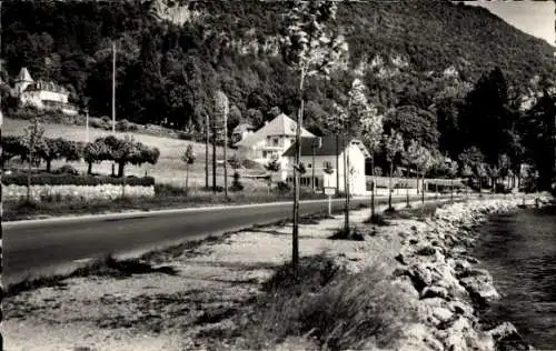 Lac, Le Petit Port, A gauche le Chateau La Tour (Maison d'Eugene Süe)